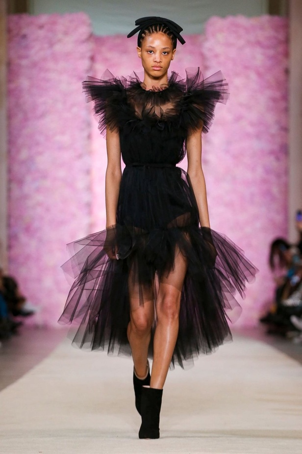 عرض ازياء جيامباتيستا فالي خلال اسبوع الموضة في باريس