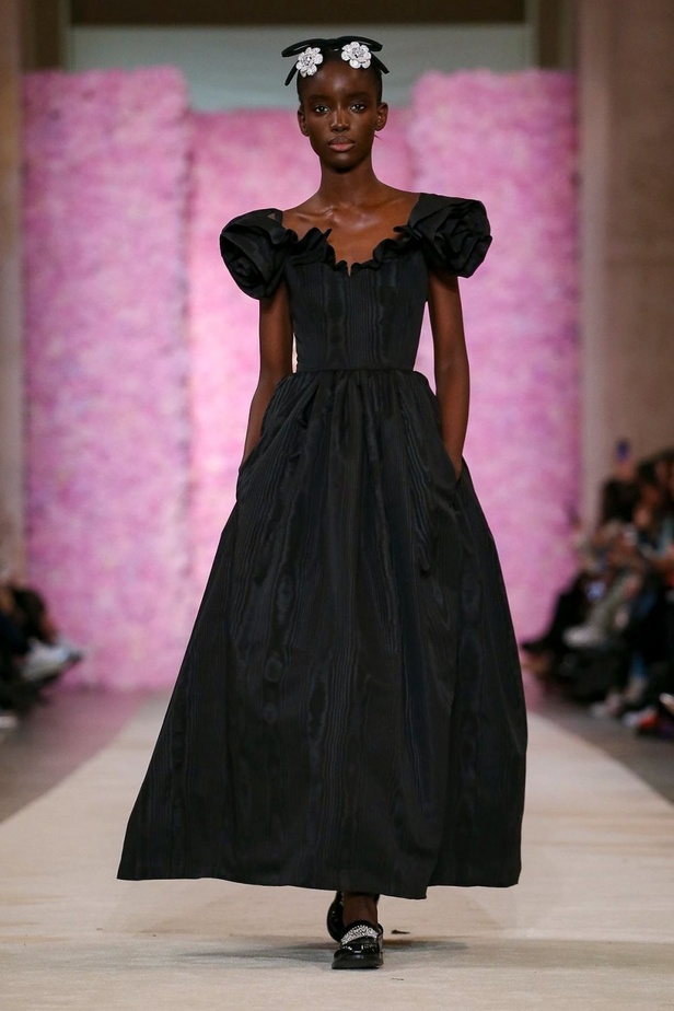 عرض ازياء جيامباتيستا فالي خلال اسبوع الموضة في باريس
