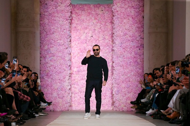 عرض ازياء جيامباتيستا فالي خلال اسبوع الموضة في باريس