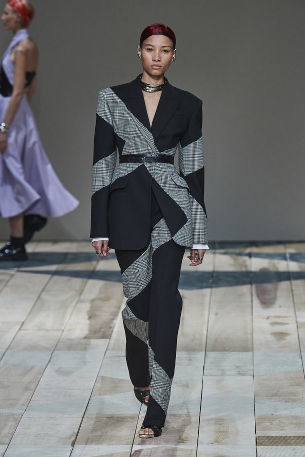 مجموعة ألكسندر ماكوين لخريف وشتاء 2020-2021