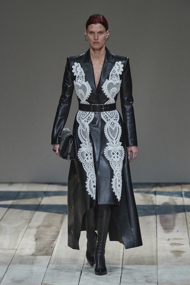 مجموعة ألكسندر ماكوين لخريف وشتاء 2020-2021