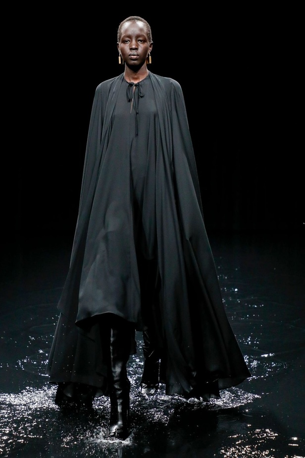 عرض ازياء Balenciaga لخريف وشتاء 2020-2021
