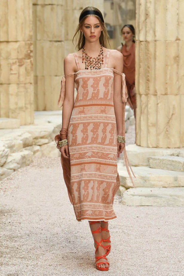 مجموعة شانيل كروز 2018 تعود بنا الى الحضارة اليونانية