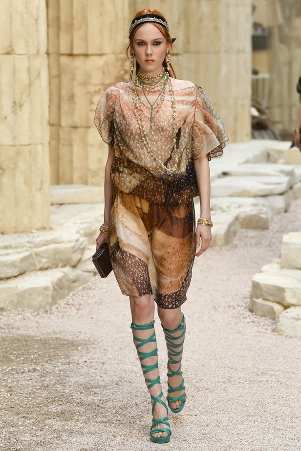 مجموعة شانيل كروز 2018 تعود بنا الى الحضارة اليونانية