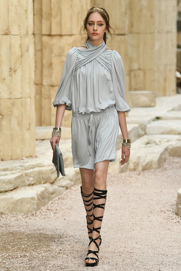 مجموعة شانيل كروز 2018 تعود بنا الى الحضارة اليونانية