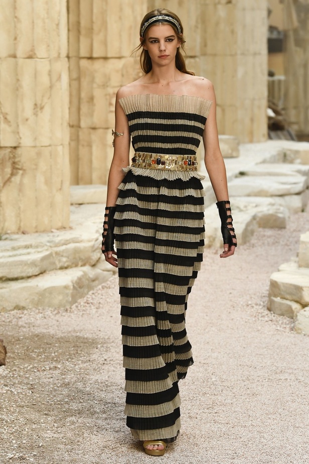 مجموعة شانيل كروز 2018 تعود بنا الى الحضارة اليونانية