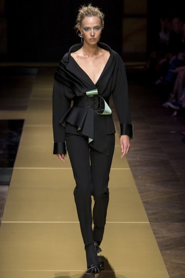 فرساتشي ترسم خيوطا جديدة في اسبوع الهوت كوتور