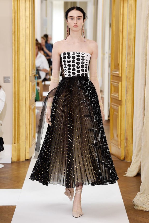 عرض Schiaparelli للأزياء الراقية لخريف وشتاء ٢٠١٨ !