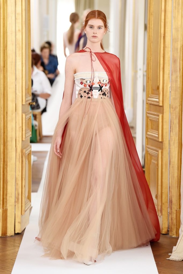 عرض Schiaparelli للأزياء الراقية لخريف وشتاء ٢٠١٨ !