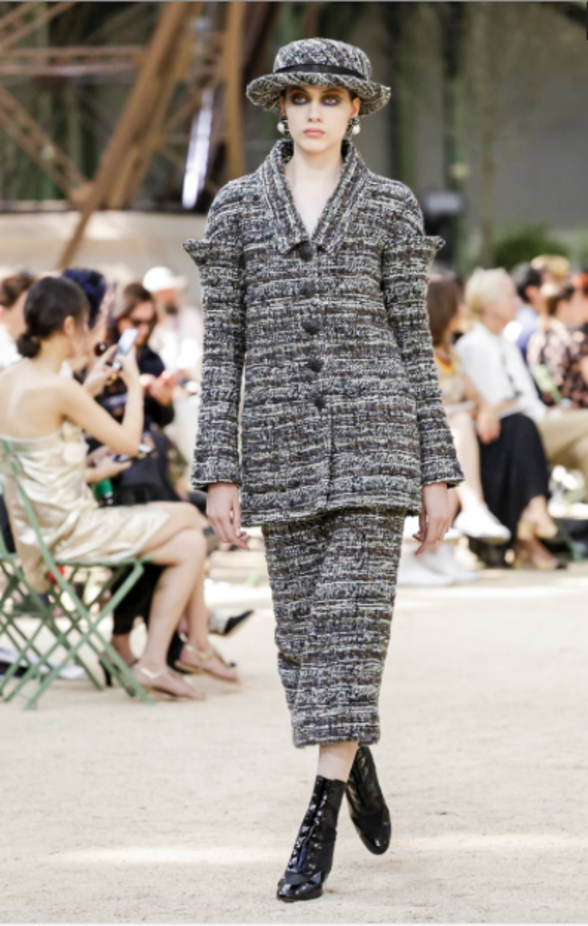 عرض Chanel لخريف وشتاء 2017 للأزياء الراقية !