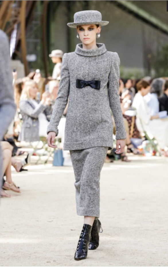 عرض Chanel لخريف وشتاء 2017 للأزياء الراقية !