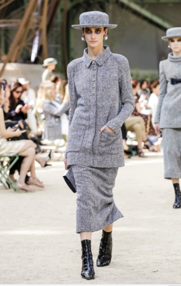 عرض Chanel لخريف وشتاء 2017 للأزياء الراقية !