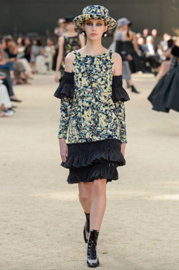 عرض Chanel لخريف وشتاء 2017 للأزياء الراقية !