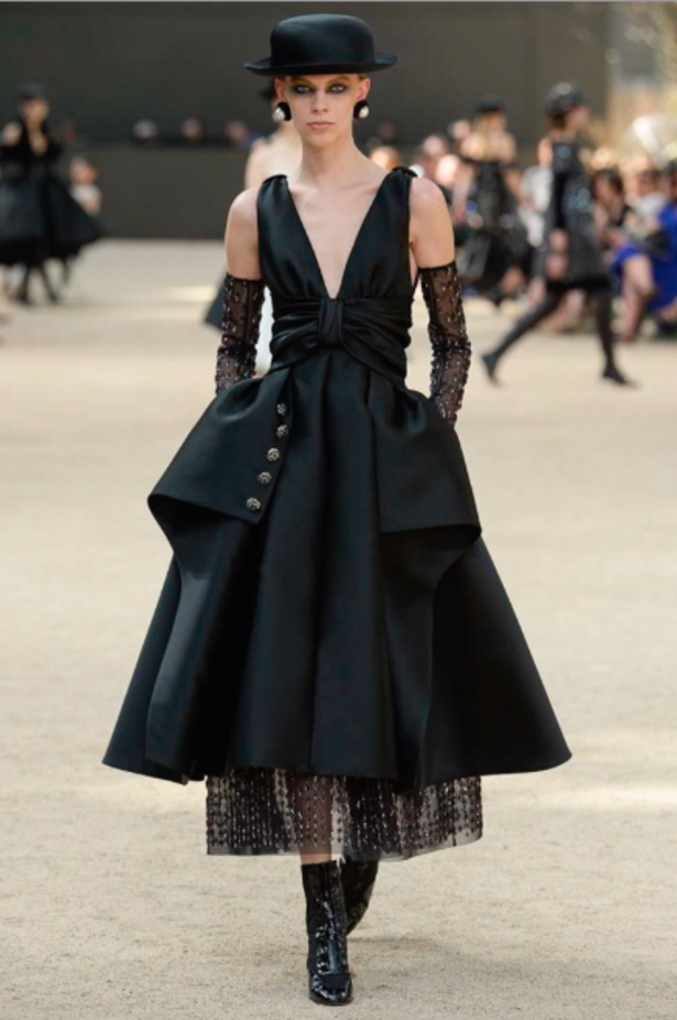 عرض Chanel لخريف وشتاء 2017 للأزياء الراقية !