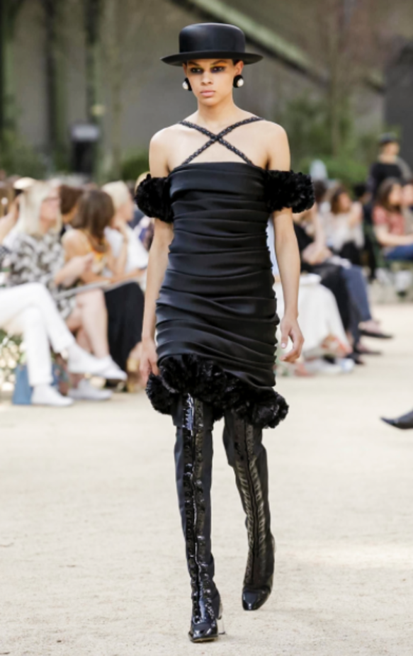 عرض Chanel لخريف وشتاء 2017 للأزياء الراقية !