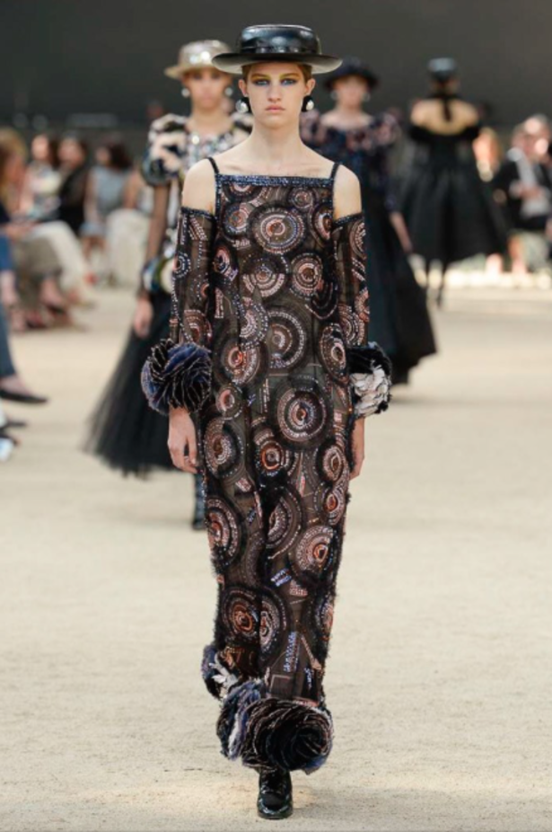 عرض Chanel لخريف وشتاء 2017 للأزياء الراقية !