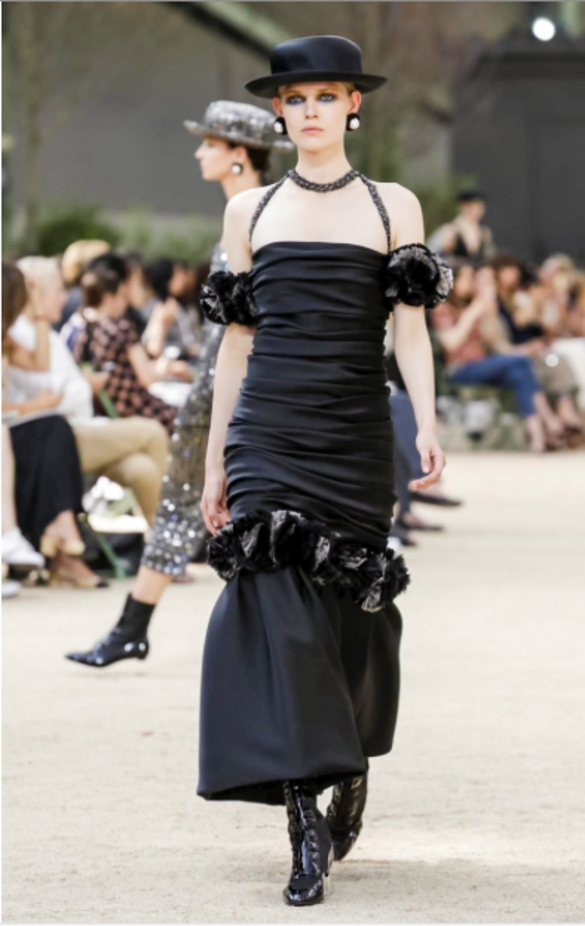 عرض Chanel لخريف وشتاء 2017 للأزياء الراقية !