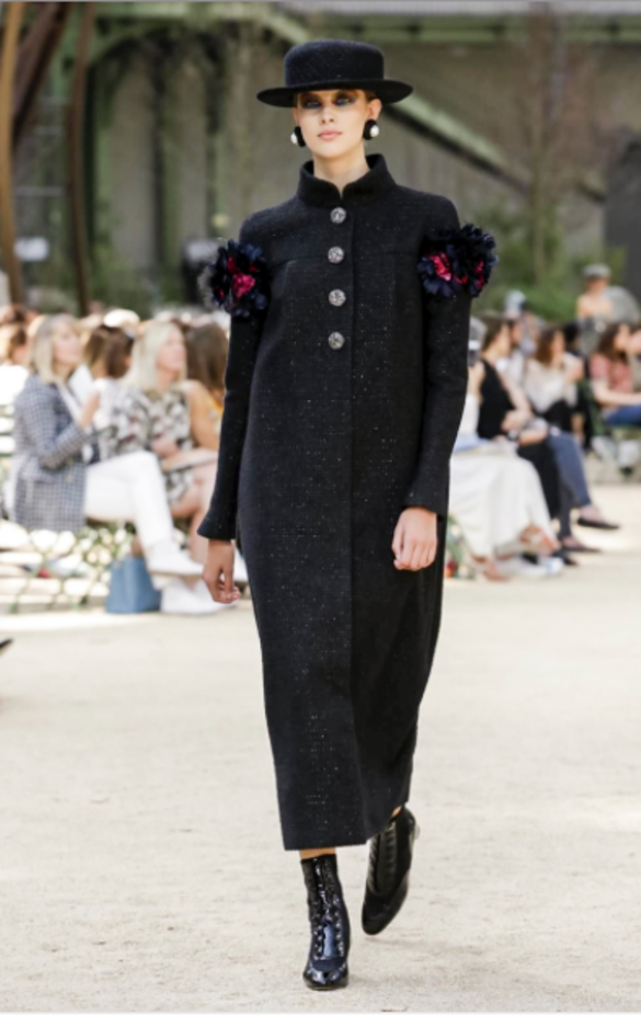 عرض Chanel لخريف وشتاء 2017 للأزياء الراقية !