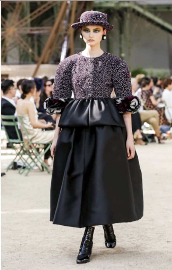 عرض Chanel لخريف وشتاء 2017 للأزياء الراقية !