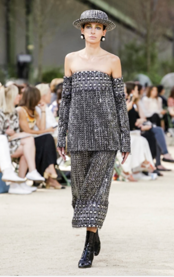 عرض Chanel لخريف وشتاء 2017 للأزياء الراقية !