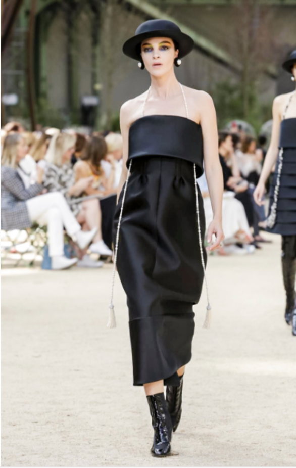 عرض Chanel لخريف وشتاء 2017 للأزياء الراقية !