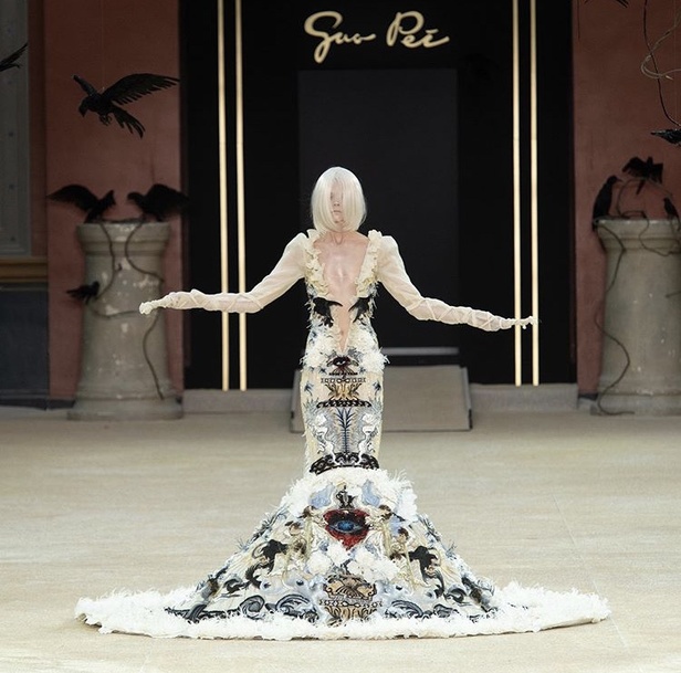 عرض مجموعة Guo Pei كوتور خريف شتاء  