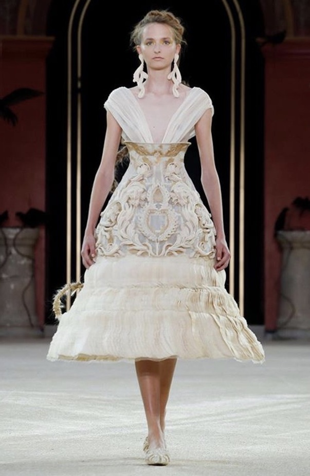 عرض مجموعة Guo Pei كوتور خريف شتاء  