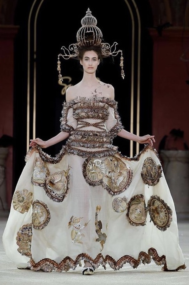 عرض مجموعة Guo Pei كوتور خريف شتاء  