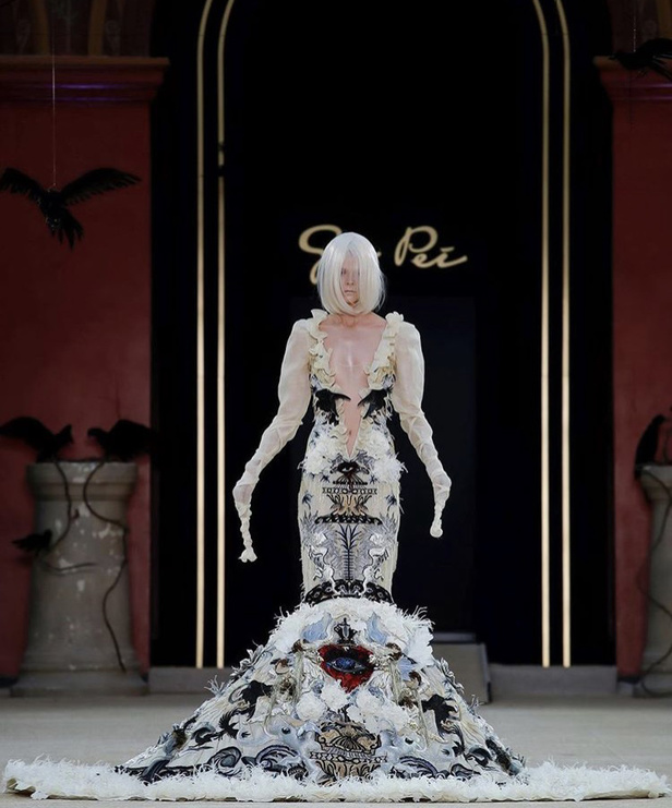 عرض مجموعة Guo Pei كوتور خريف شتاء  