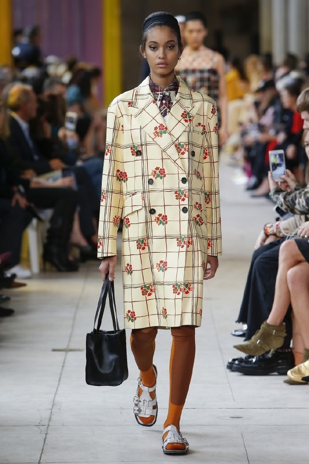 ابتكار وإبداع ضمن مجموعة ميو ميو لموسم ربيع وصيف 2018