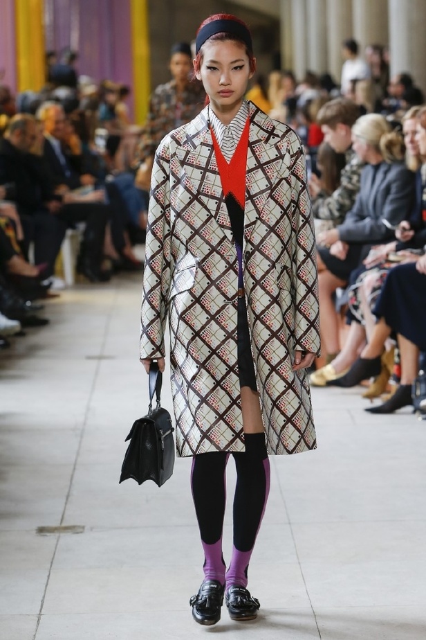 ابتكار وإبداع ضمن مجموعة ميو ميو لموسم ربيع وصيف 2018