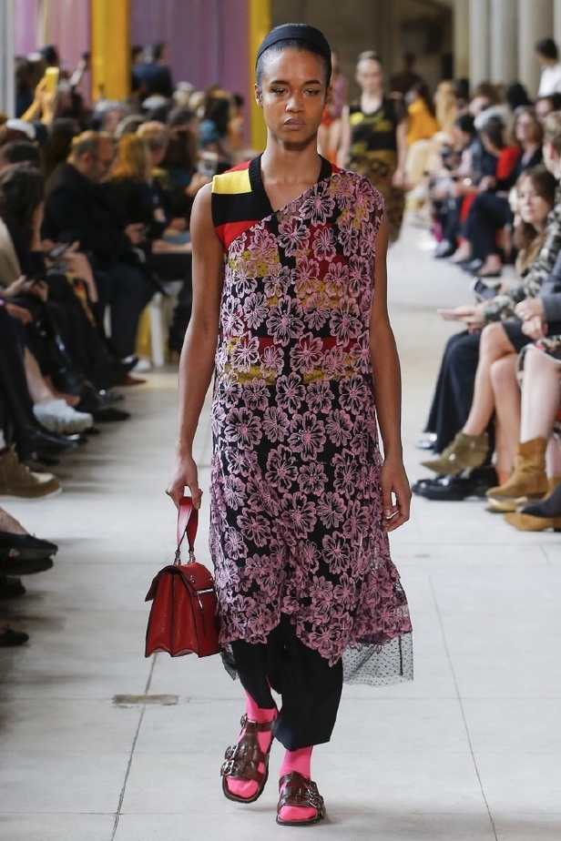 ابتكار وإبداع ضمن مجموعة ميو ميو لموسم ربيع وصيف 2018