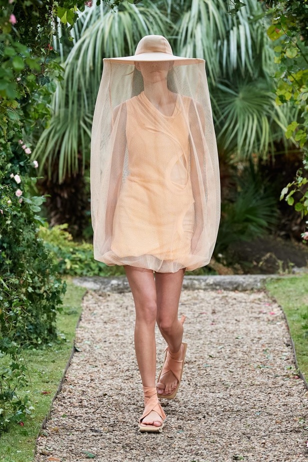 عرض ازياء مجموعة كنزو Kenzo لربيع وصيف 2021 من اسبوع الموضة في باريس