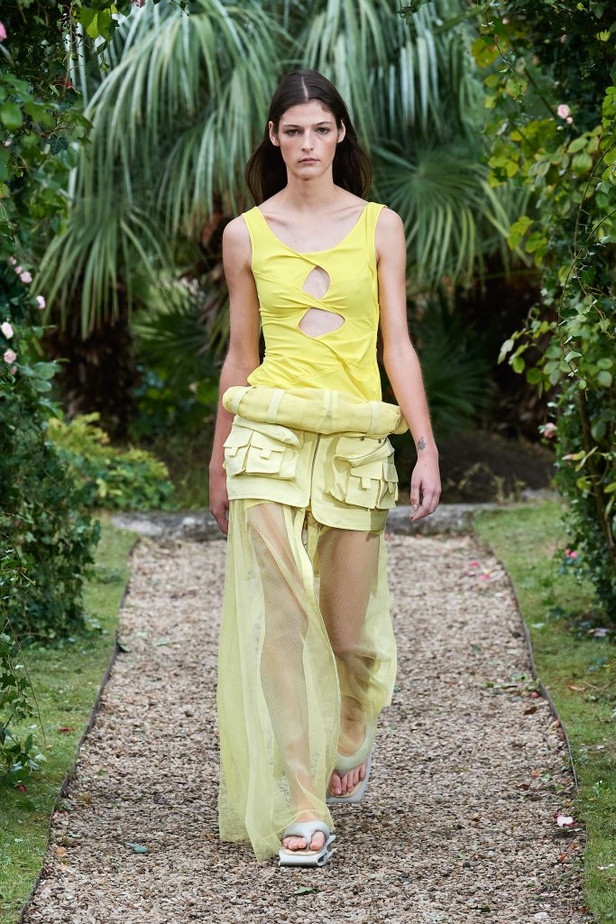 عرض ازياء مجموعة كنزو Kenzo لربيع وصيف 2021 من اسبوع الموضة في باريس