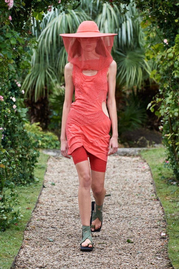 عرض ازياء مجموعة كنزو Kenzo لربيع وصيف 2021 من اسبوع الموضة في باريس