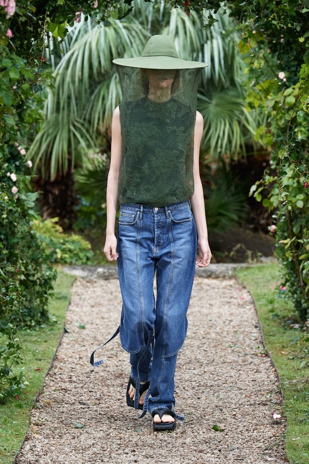 عرض ازياء مجموعة كنزو Kenzo لربيع وصيف 2021 من اسبوع الموضة في باريس