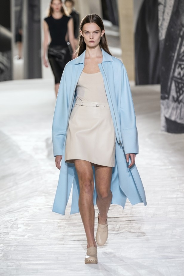 عرض أزياء Hermes لربيع وصيف 2021 من أسبوع الموضة في باريس