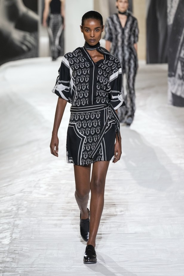 عرض أزياء Hermes لربيع وصيف 2021 من أسبوع الموضة في باريس