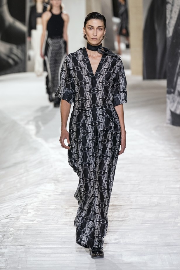 عرض أزياء Hermes لربيع وصيف 2021 من أسبوع الموضة في باريس