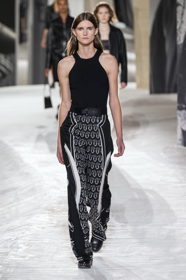 عرض أزياء Hermes لربيع وصيف 2021 من أسبوع الموضة في باريس