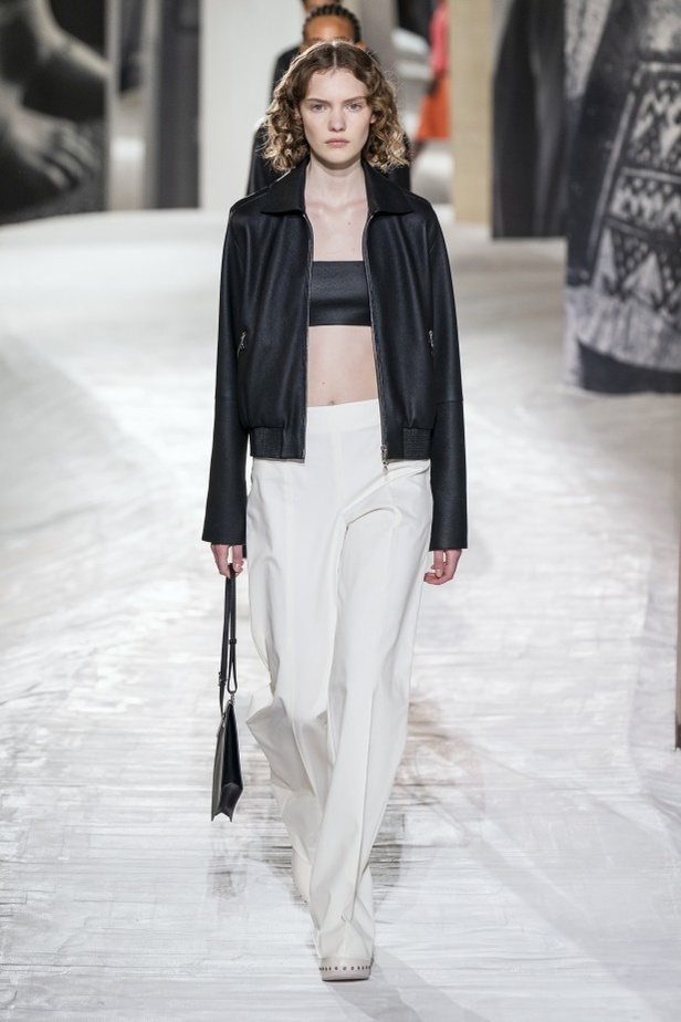 عرض أزياء Hermes لربيع وصيف 2021 من أسبوع الموضة في باريس