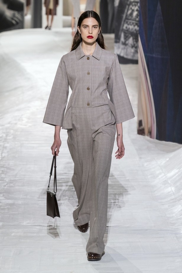 عرض أزياء Hermes لربيع وصيف 2021 من أسبوع الموضة في باريس