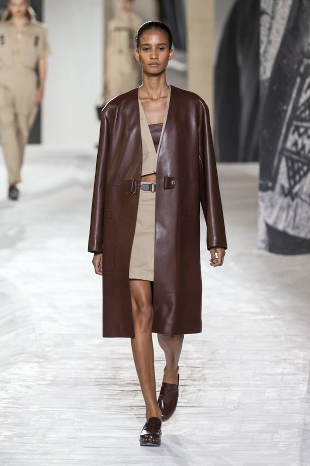 عرض أزياء Hermes لربيع وصيف 2021 من أسبوع الموضة في باريس