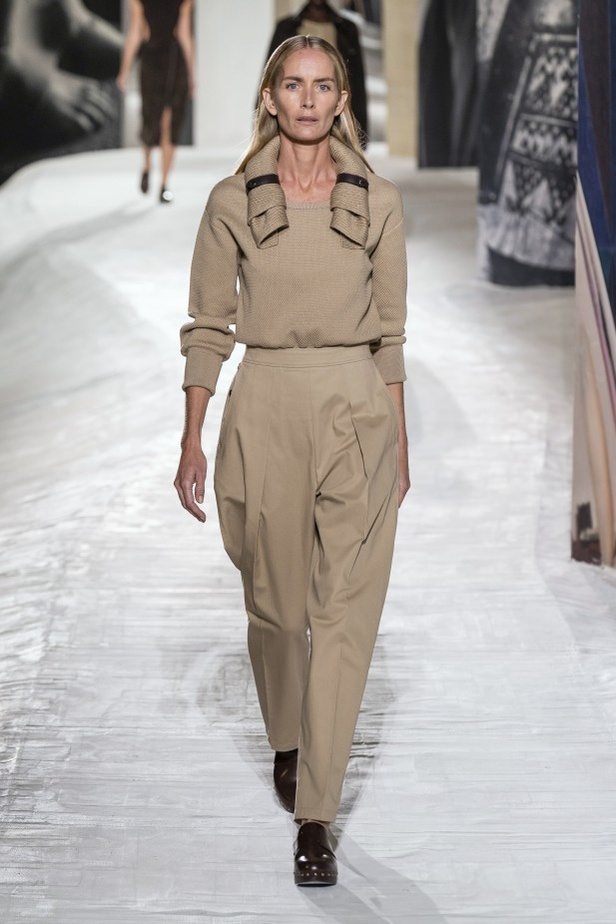 عرض أزياء Hermes لربيع وصيف 2021 من أسبوع الموضة في باريس