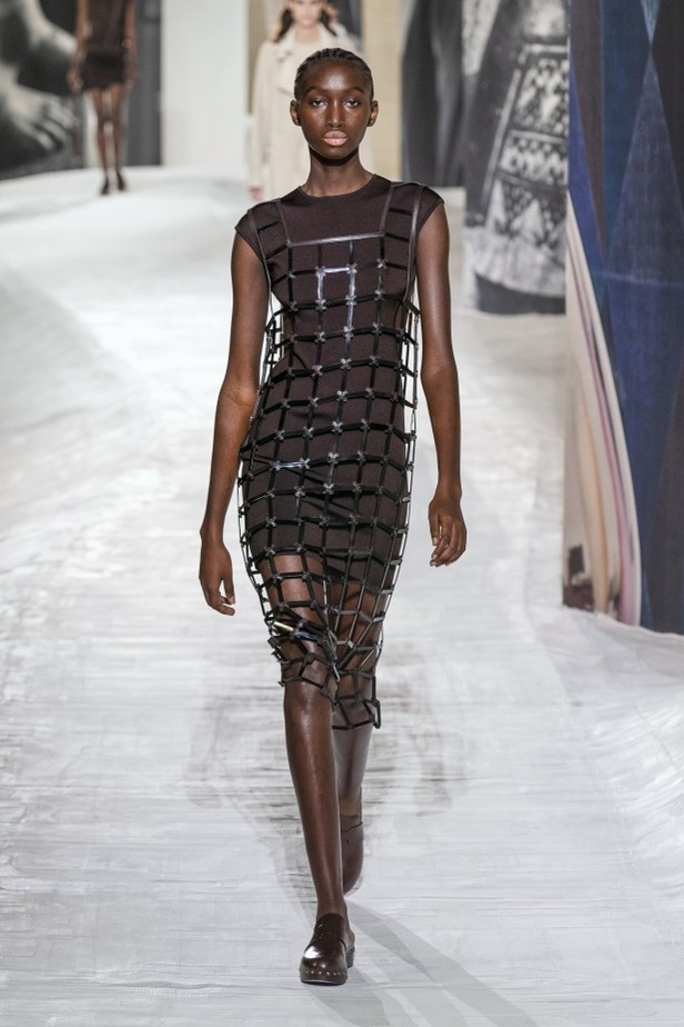 عرض أزياء Hermes لربيع وصيف 2021 من أسبوع الموضة في باريس