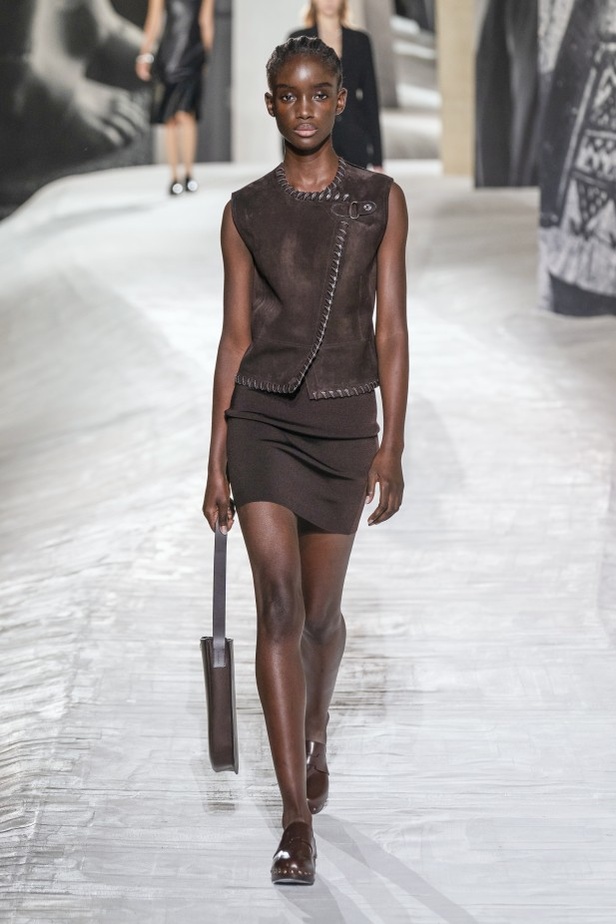 عرض أزياء Hermes لربيع وصيف 2021 من أسبوع الموضة في باريس