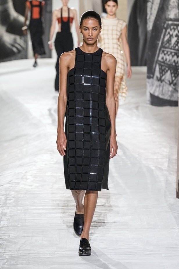 عرض أزياء Hermes لربيع وصيف 2021 من أسبوع الموضة في باريس