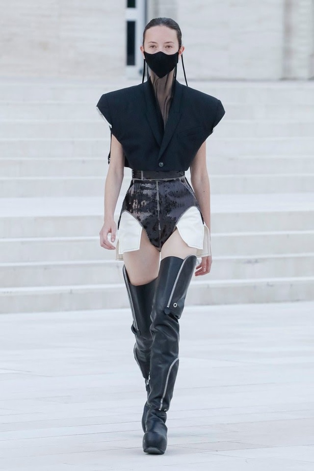 عرض ازياء مجموعة Rick Owens لربيع وصيف 2021 في باريس