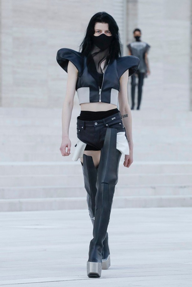 عرض ازياء مجموعة Rick Owens لربيع وصيف 2021 في باريس