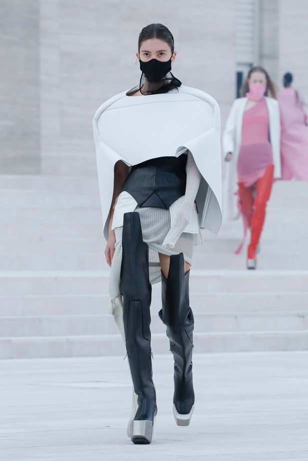عرض ازياء مجموعة Rick Owens لربيع وصيف 2021 في باريس